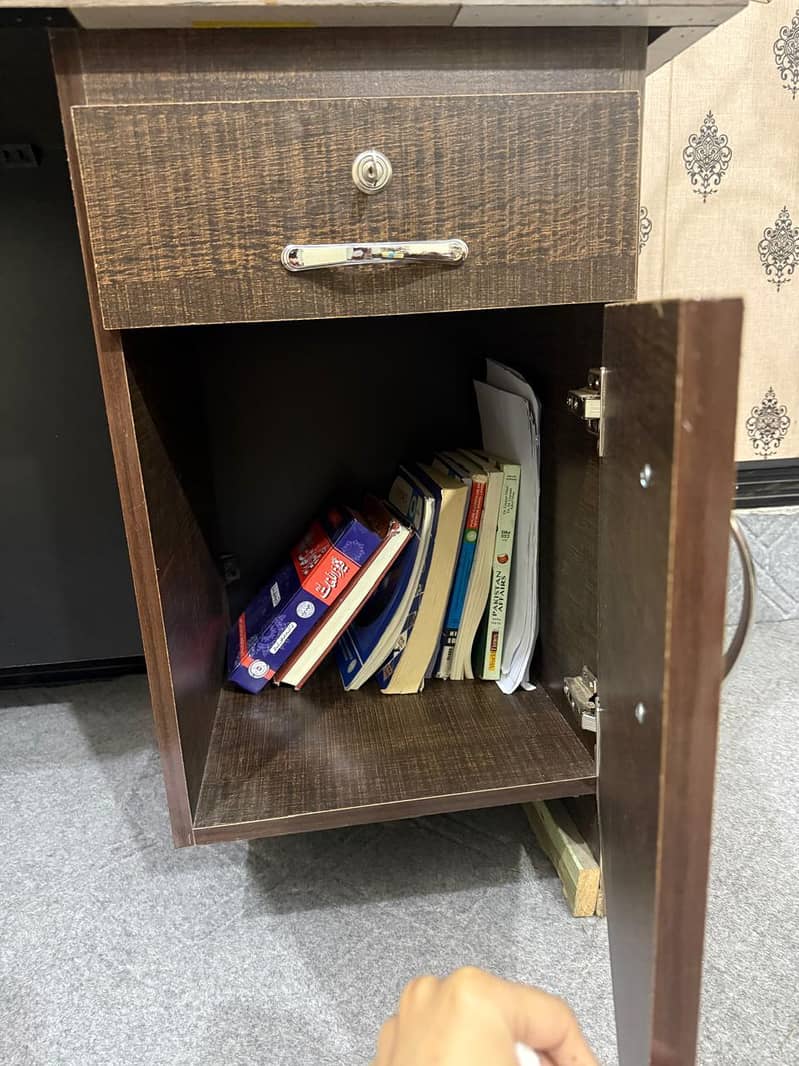 study table good condition 7