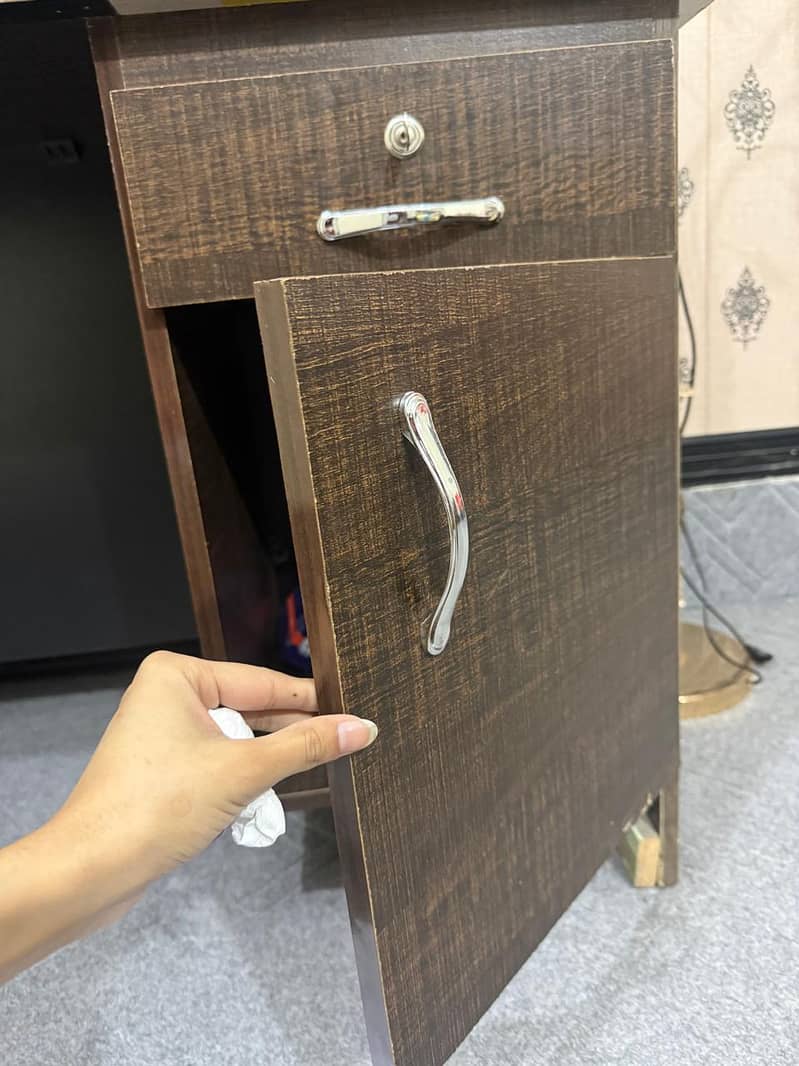 study table good condition 8