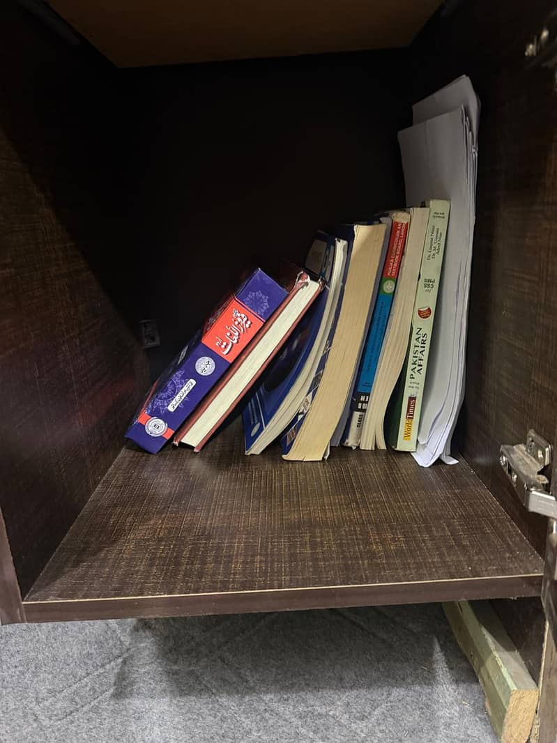 study table good condition 9