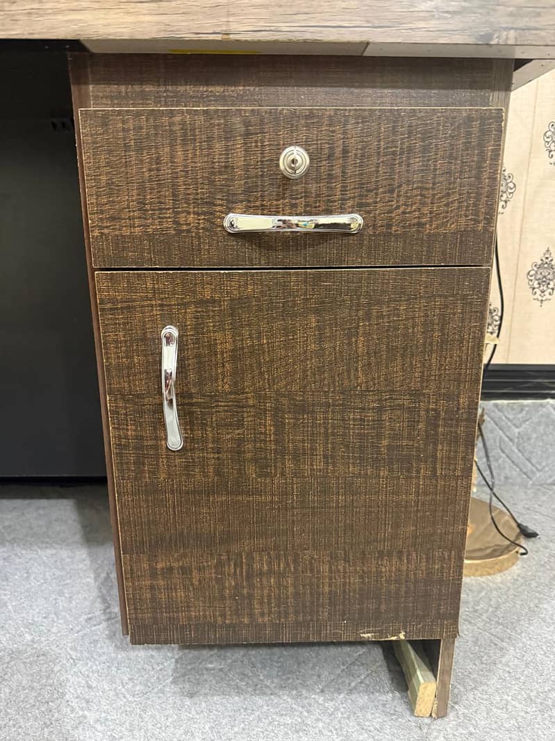 study table good condition 10