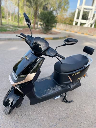 Electric scooty MS jAguar bolt
