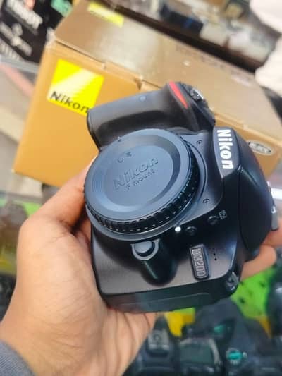 Nikon D3200 with lens for sale box pack sgood condition