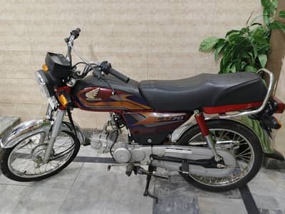 Honda CD70 2025