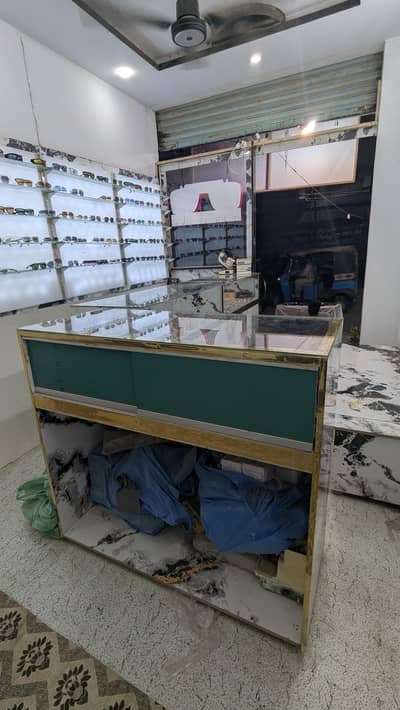 4 mouth pehly Banai thiy abb shop Khali kr rahy furniture hen
