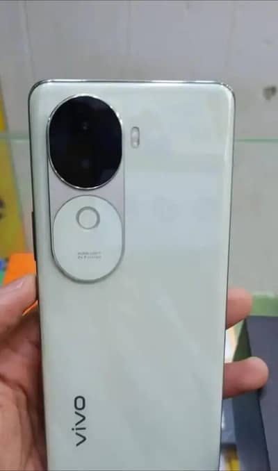 Bohat auchi Halat man ha man ny khod istmal Kiya hai vivo v40e