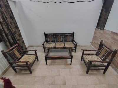 lakri wale sofa he 5 seater condition 6 by 10 hai paiise Kam hojaaynge