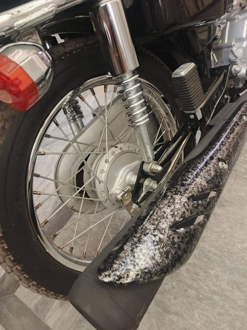 برینڈ نیو ہونڈا 125 سیل پیک نٹ تو نٹ جینون 4