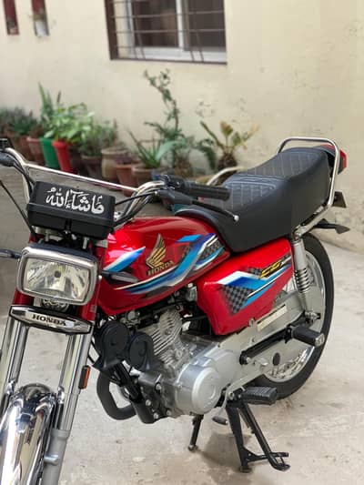 Honda 125 red