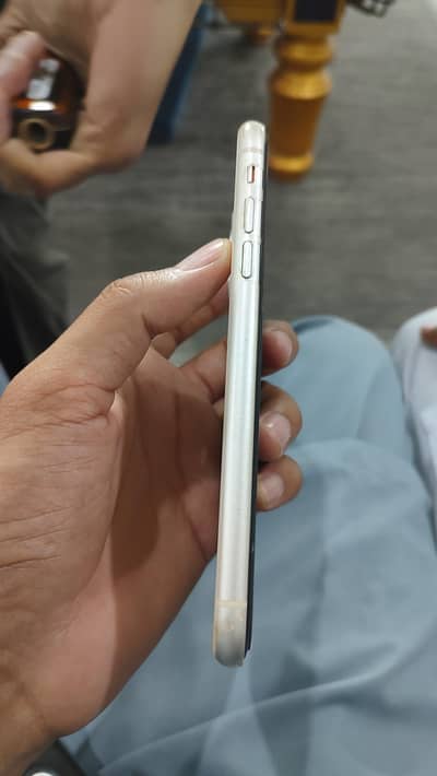 i phone 11 bypass 10/10 condition original bettery health 83