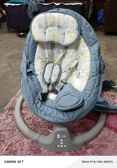 Electric baby swinger