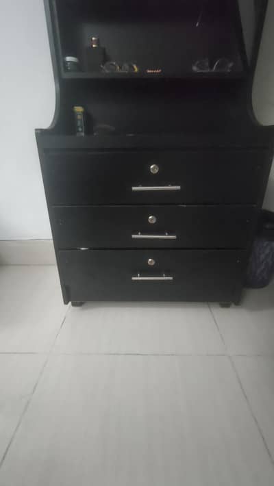 Dressing Table with Mirror & 3 Lockable Drawers – Excellent Condition