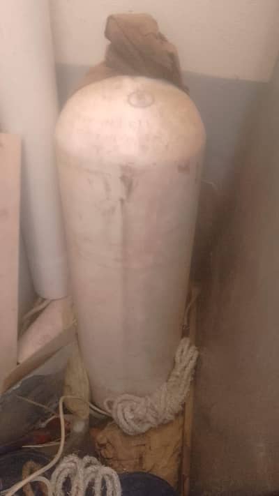 Car Gas cylinder 40 KG 10 by 10 condition for sale ugerent