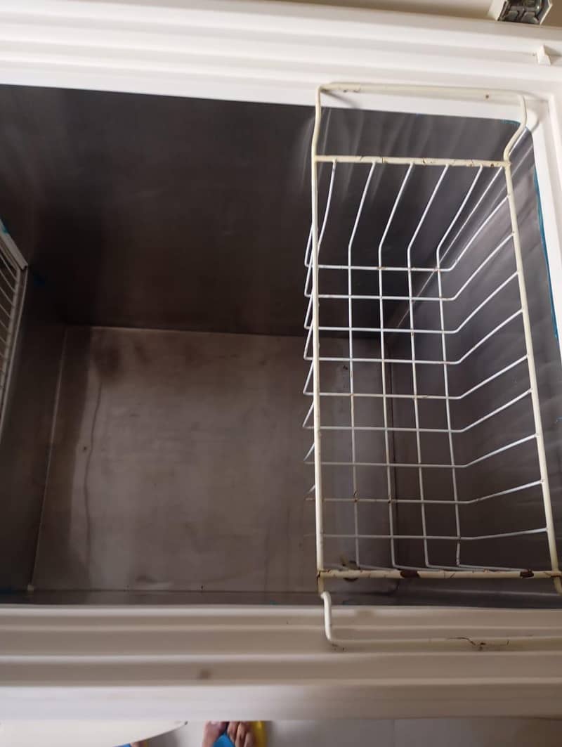 waves freezer almost new 2