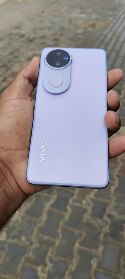 vivo v50 12/512 gb Condition 10 by 9