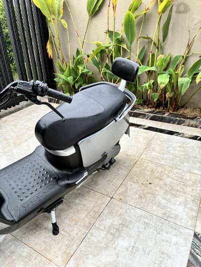 Yadea E8S Pro range EV bike motorcycle metro evee scooty scooter