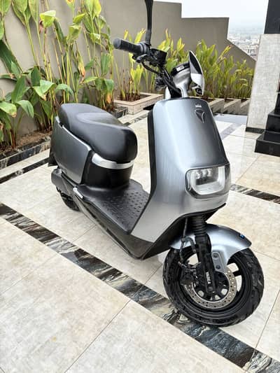 Yadea E8S Pro range EV bike motorcycle metro evee scooty scooter