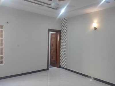 Investors Should Rent This Prime Location Lower Portion Located Ideally In Gulraiz Housing Scheme