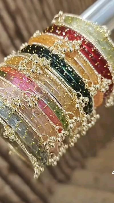 کشمیری جوڑیوں کے ساتھ عید کی خوشیاں مناۓ مۓ۔