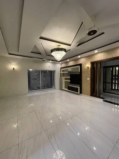 INDEPENDENT LOWER PORTION CORNER SEPARATE GATE 2 Car Parking