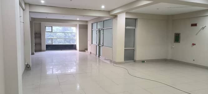 16 MARLA OFFICE 3RD FLOOR WITH LIFT EXCELLENT LOCATION