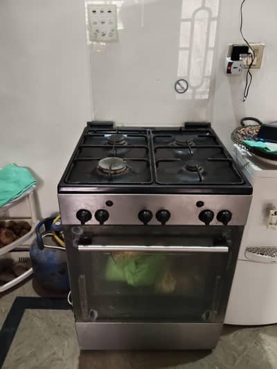 4 burner oven with enough space for storage down