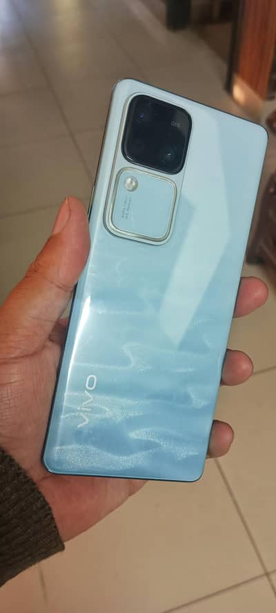 9.9/10 Vivo V30 5G Curved Display