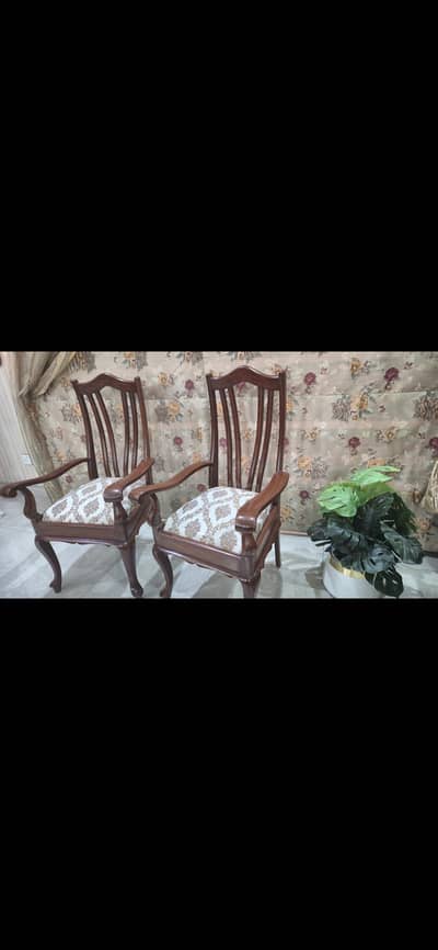 Wooden Chair made of sheesham wood