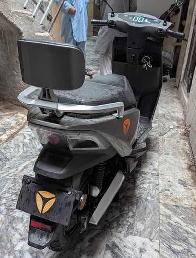 Yadea T5 scooty