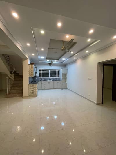 10 MARLA BASMENT 7 BEDROOM HOUSE FOR SALE