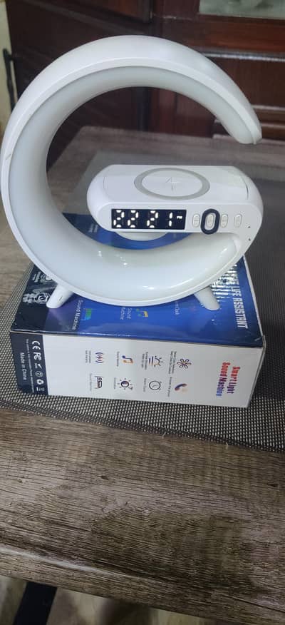 led lemp with wireless charging and speaker with 7 different lights