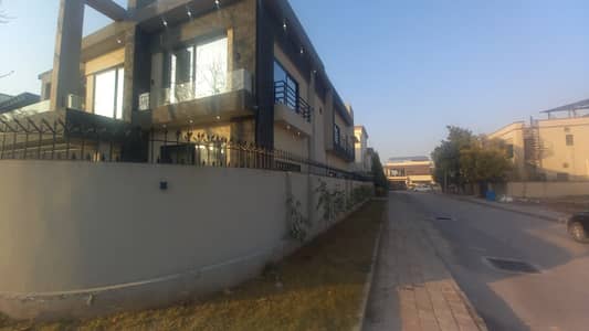 1 KANAL HOUSE DOUBLE UNIT BOULEVARD CORNER FOR SALE