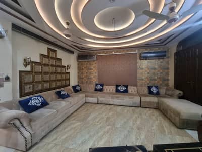 Modern elegant Sofa – Like New