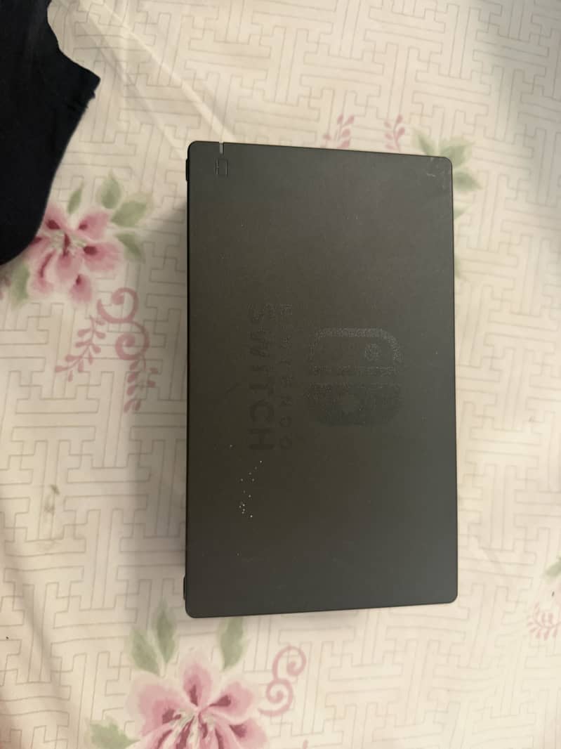 Nintendo switch 1 with two additional controllers 4