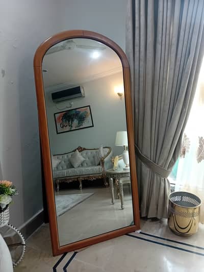 Mirror wid hydraulic stand . wooden frame having 6ft height nd 3ft wid