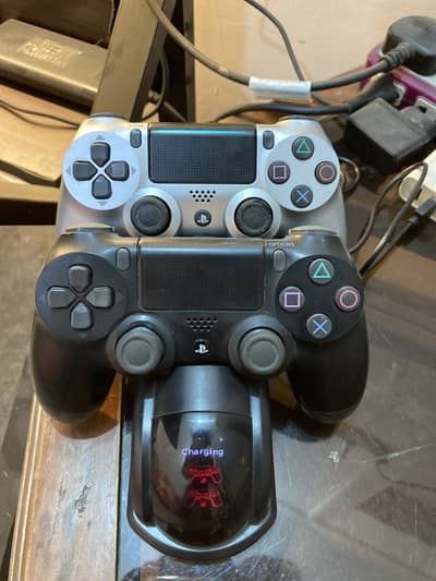 Original PS4 v2 Genuine controllers with charging stand (Read AD)