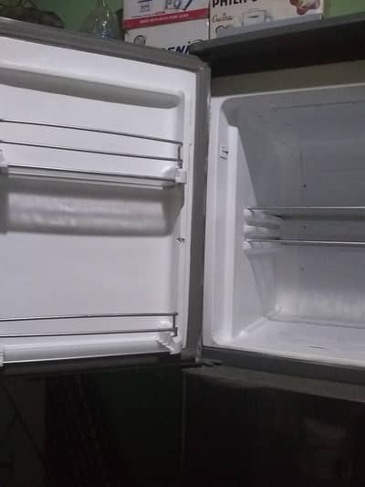 Dfraze refrigerator in good condition urgent for sale: 03143225468