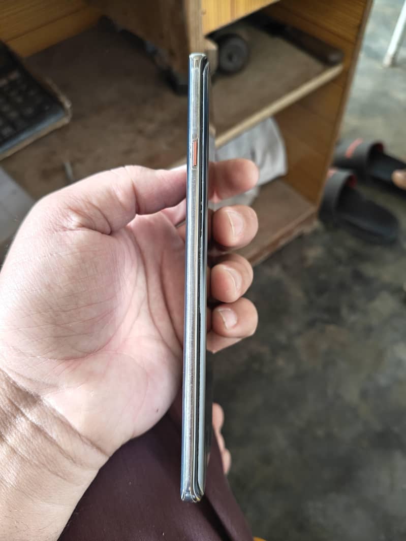 Tecno camon 40 pro 4