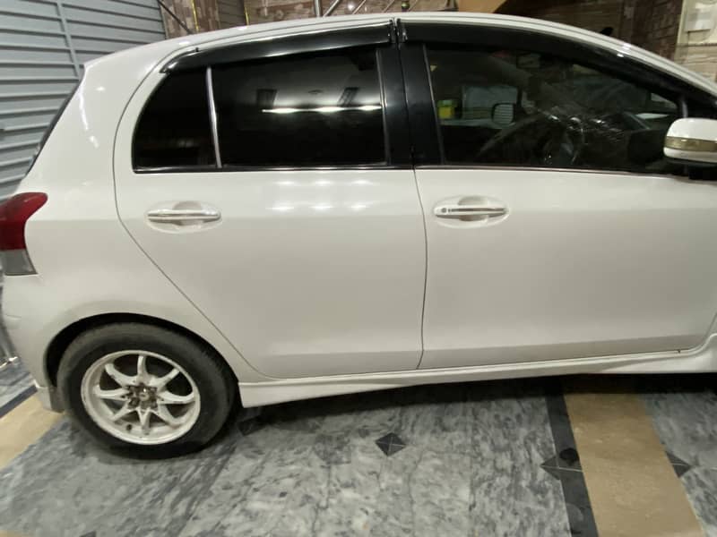 Vitz white 1