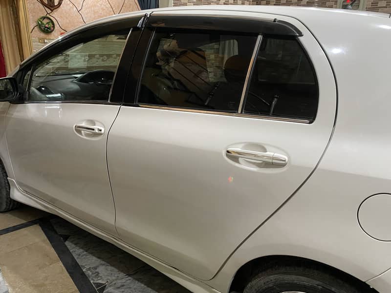 Vitz white 3