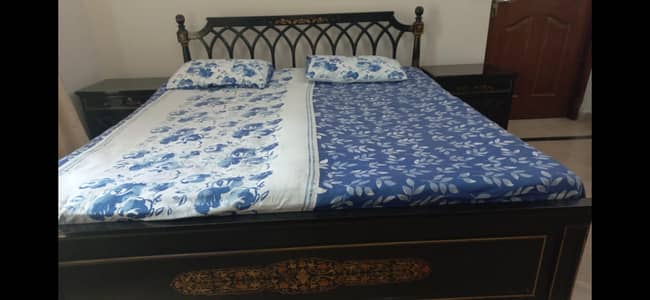 King Size Double Bed (Suigas society, near DHA Phase-5,  Lahore)