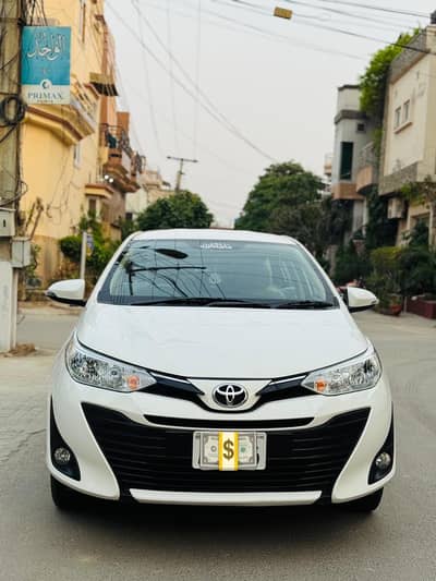 Yaris 1.3 Ativ Auto 2022 model . .