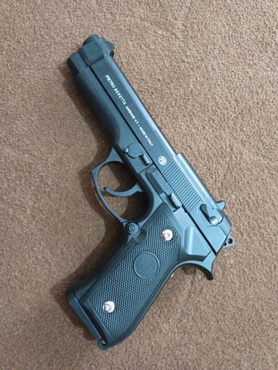 toy gun breata M 92  box  pack half  metal  body weight 700 gram .