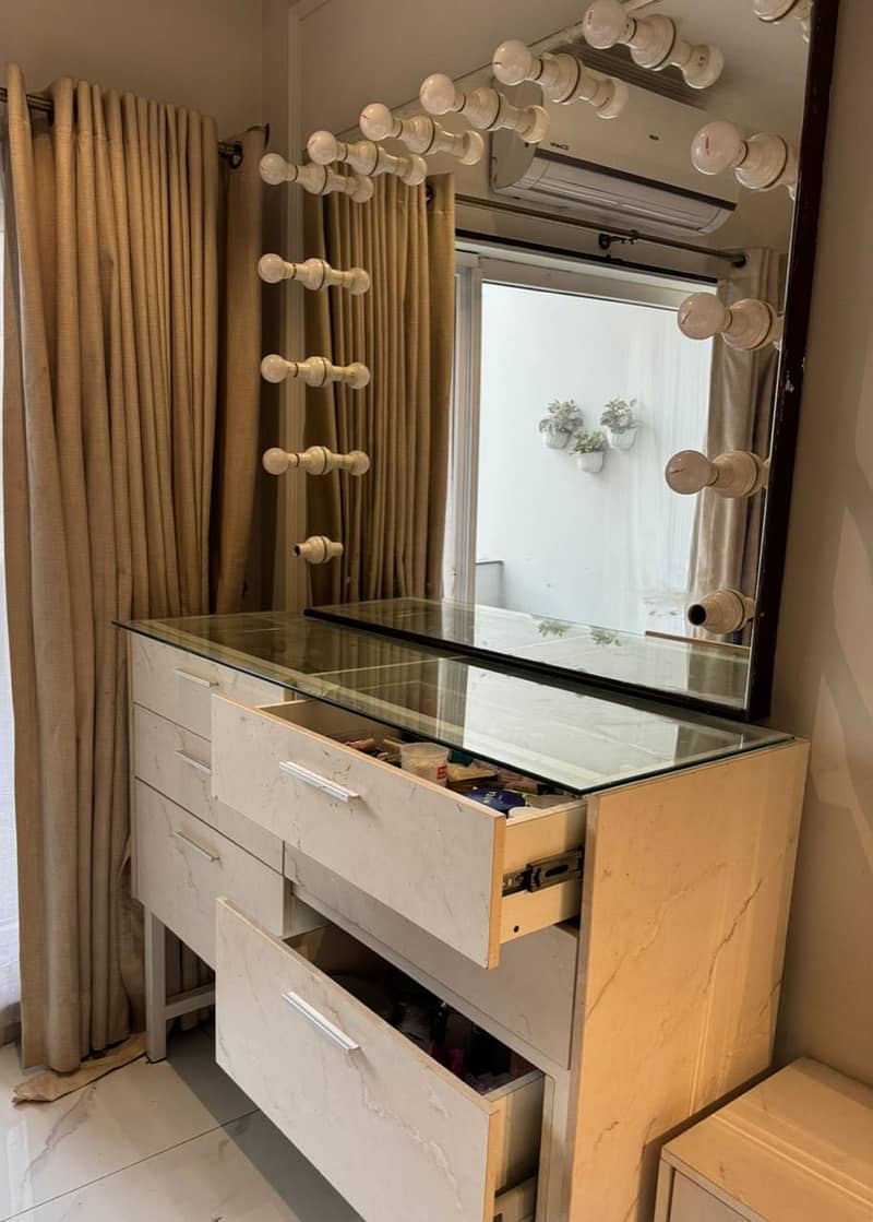 Dressing Table/ Makeup Table for professional studio 6