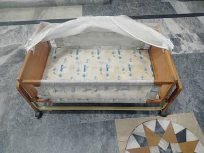 Baby Cot for 0-3 Years with swing feature, Comfortable & Safe