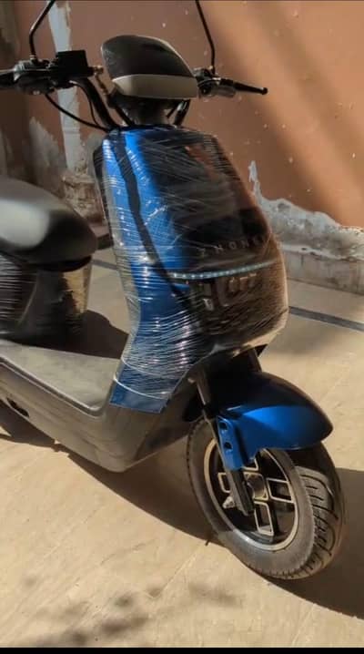 Slightly used electric Scooty Zonhgfa N1  in warranty