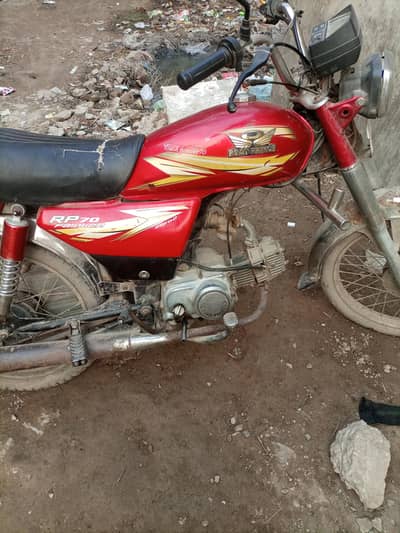 rood preens motrckle