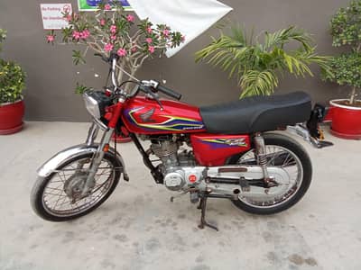 I'm selling my bike Honda 125cc 2015 model 03253785445