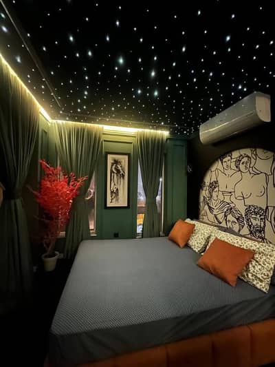 1 BED LUXURY FURNISHED PAY DAY WEEKLY FOR RANT IN GULBERG GREEN