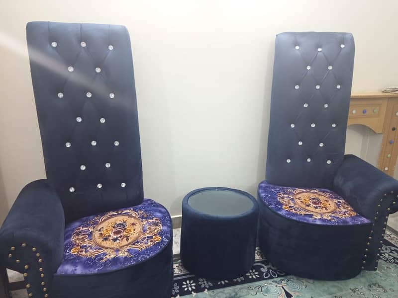 2chairs with  table 0