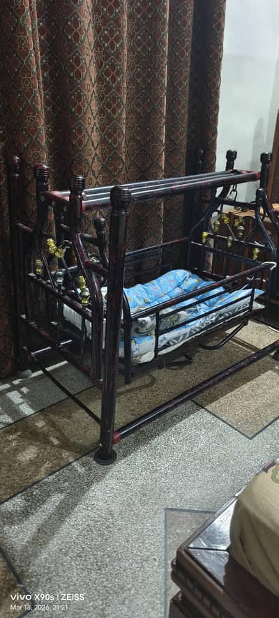 Strong and comfortable baby swing